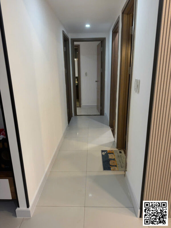 Len chân tường màu trắng